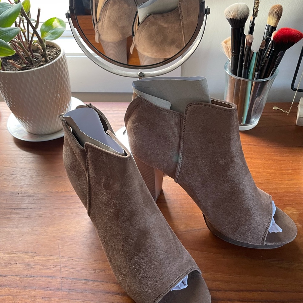 Women’s Sz 8 open toe booties. Color: Taupe